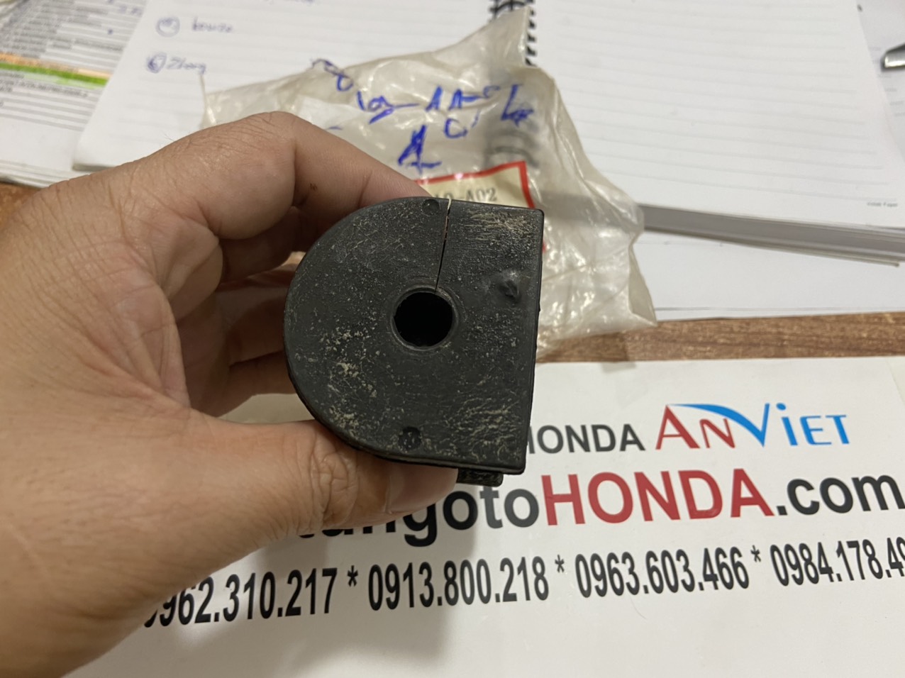 Cao su ốp cân bằng sau xe Honda CRV